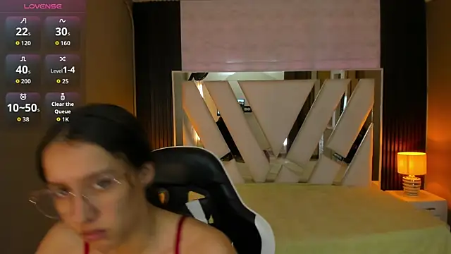 Linda4Petite online show from March 27, 2026, 6:29 pm