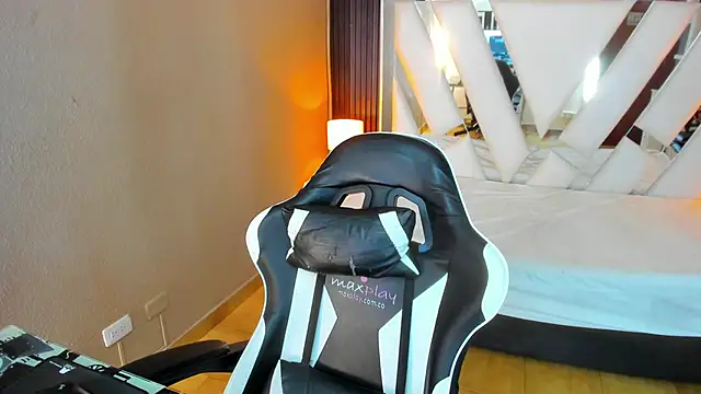 Linda4Petite online show from March 31, 2026, 6:30 pm