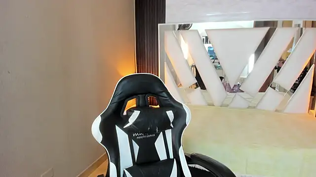 Linda4Petite online show from April 5, 2026, 1:41 pm