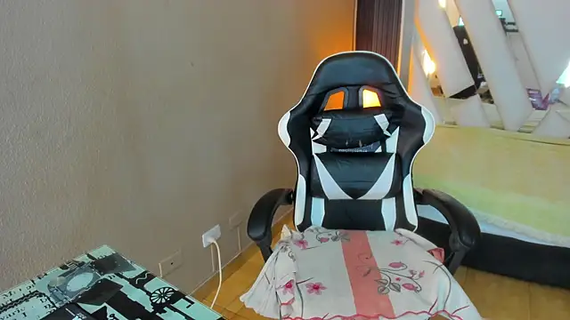 Linda4Petite online show from April 15, 2026, 6:15 pm