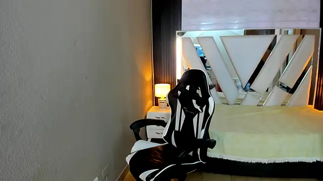 Linda4Petite online show from April 24, 2026, 6:32 pm