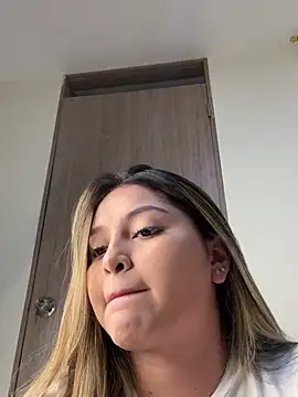 lunablossom  online show from January 3, 2025, 11:55 pm