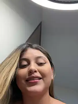 lunablossom  online show from January 8, 2025, 5:48 am