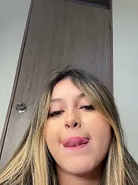 lunablossom  online show from January 28, 2025, 1:29 am