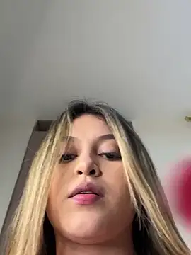 lunablossom  online show from February 17, 2025, 10:36 pm