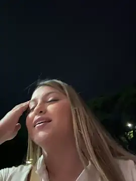 lunablossom  online show from March 17, 2025, 12:30 am