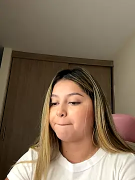 lunablossom  online show from September 26, 2025, 12:58 am