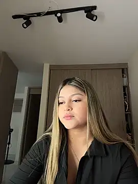 lunablossom  online show from February 19, 2026, 10:28 pm