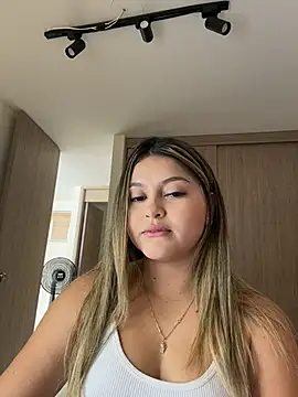 lunablossom  online show from February 28, 2026, 6:20 pm