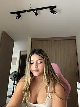 lunablossom  online show from April 16, 2026, 9:39 pm