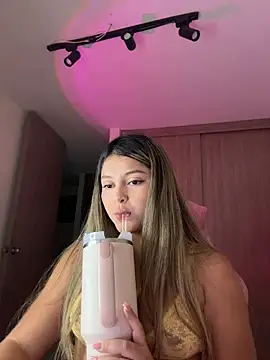 Snapshot of lunablossom_ chatting on May 11, 2026, 11:46 pm lunablossom online show from May 11, 2026, 11:46 pm