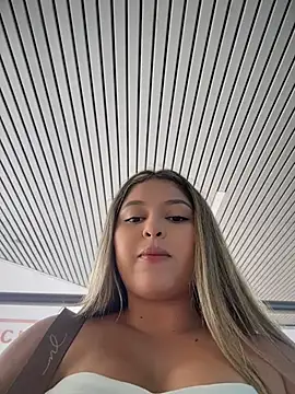 Snapshot of lunablossom_ chatting on June 5, 2026, 9:09 pm lunablossom online show from June 5, 2026, 9:09 pm