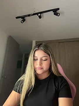 Snapshot of lunablossom_ chatting on June 11, 2026, 1:38 am lunablossom online show from June 11, 2026, 1:38 am