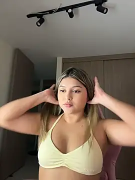 Snapshot of lunablossom_ chatting on June 24, 2026, 11:59 pm lunablossom online show from June 24, 2026, 11:59 pm