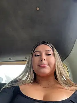 Snapshot of lunablossom_ chatting on July 18, 2026, 8:45 pm lunablossom online show from July 18, 2026, 8:45 pm