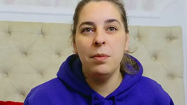 Snapshot of KarinaNoir chatting on February 9, 2025, 5:19 am KarinaNoir online show from February 9, 2025, 5:19 am