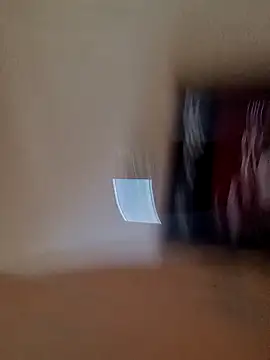 yellowwetfox online show from December 8, 2024, 4:39 pm