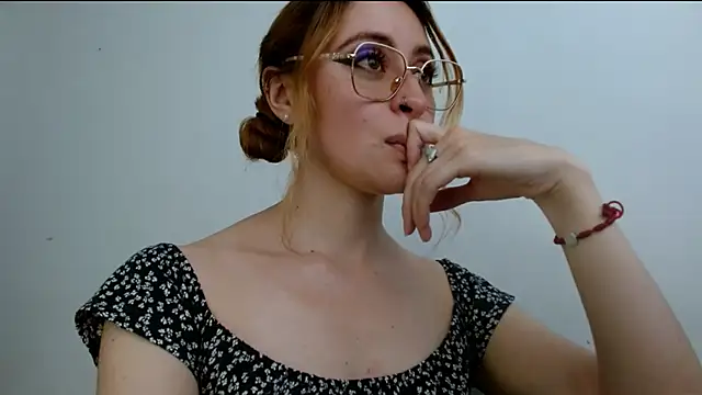 Snapshot of Juls_winter_ chatting on June 2, 2026, 7:38 pm Juls winter online show from June 2, 2026, 7:38 pm