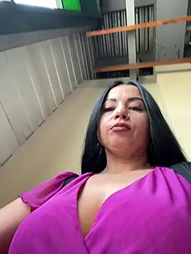 CrazzyChicks online show from May 28, 2026, 5:27 am