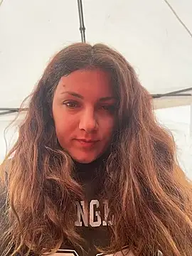 DaisyVibesss online show from April 12, 2026, 9:03 am