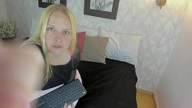 EmilySumer online show from October 31, 2025, 12:00 am