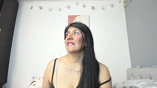 aisha latina online show from January 15, 2025, 4:54 pm