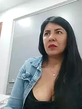 aisha latina online show from February 5, 2025, 8:35 pm