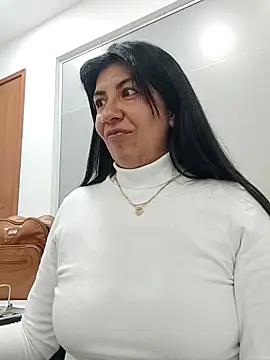 aisha latina online show from September 25, 2025, 2:21 pm