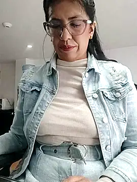 aisha latina online show from October 17, 2025, 3:36 pm