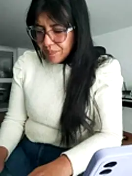 aisha latina online show from March 27, 2026, 2:50 pm