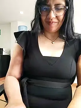 Snapshot of aisha_latina chatting on May 6, 2026, 2:44 pm aisha latina online show from May 6, 2026, 2:44 pm
