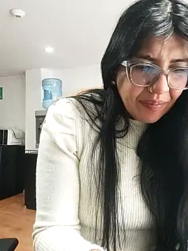 Snapshot of aisha_latina chatting on May 27, 2026, 3:31 pm aisha latina online show from May 27, 2026, 3:31 pm