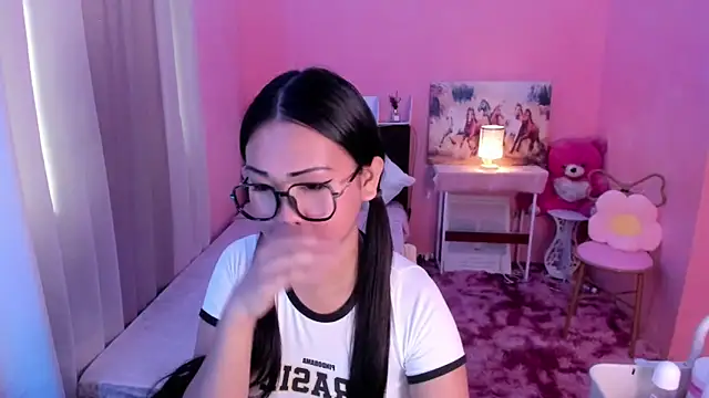 Snapshot of Vivorey_Leighn chatting on December 12, 2024, 12:38 am Vivorey Leighn online show from December 12, 2024, 12:38 am