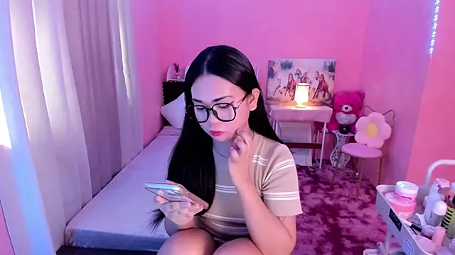 Snapshot of Vivorey_Leighn chatting on December 15, 2024, 2:19 am Vivorey Leighn online show from December 15, 2024, 2:19 am