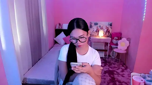 Snapshot of Vivorey_Leighn chatting on December 20, 2024, 3:14 am Vivorey Leighn online show from December 20, 2024, 3:14 am
