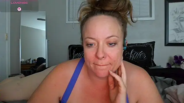 julimonroe online show from November 4, 2025, 3:05 am