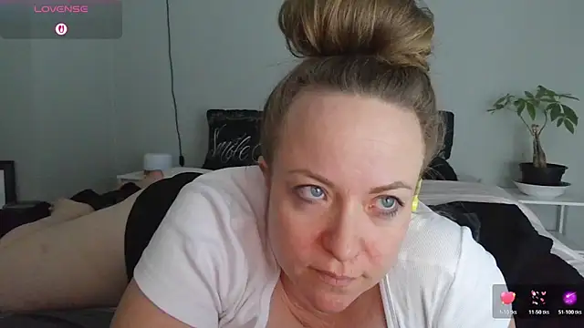 julimonroe online show from April 1, 2026, 3:07 am