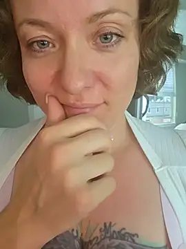 julimonroe online show from June 3, 2026, 2:03 am