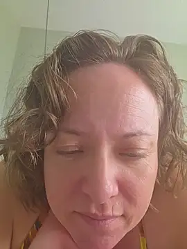 Snapshot of julimonroe chatting on July 6, 2026, 4:42 pm julimonroe online show from July 6, 2026, 4:42 pm