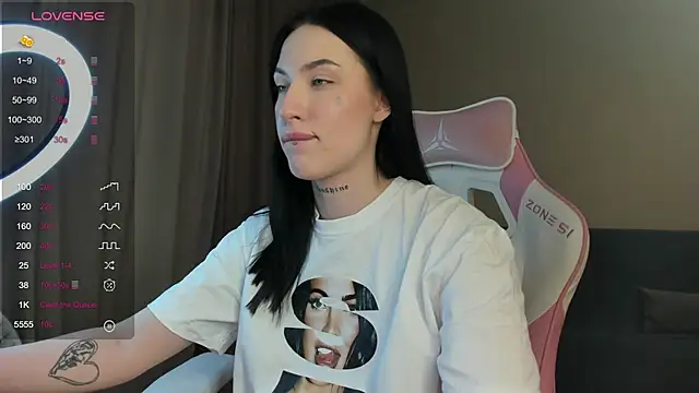 JenniferQueen11 online show from January 11, 2025, 9:57 am