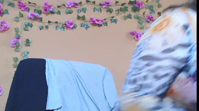 Snapshot of Hellensextits chatting on December 22, 2024, 2:49 pm Hellensextits online show from December 22, 2024, 2:49 pm