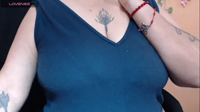 Snapshot of Hellensextits chatting on February 28, 2025, 5:15 pm Hellensextits online show from February 28, 2025, 5:15 pm