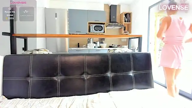 ElizSweet online show from April 6, 2026, 6:58 am