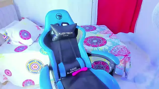 Lunastar02 online show from November 18, 2025, 2:43 pm