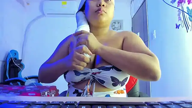 Lunastar02 online show from February 5, 2026, 7:18 pm