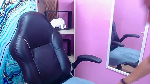 Amy Ronan online show from October 15, 2025, 4:18 pm