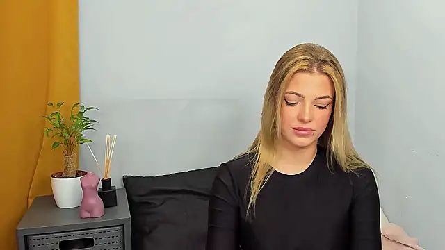 Snapshot of LilyBlondee chatting on December 8, 2024, 7:32 pm LilyBlondee online show from December 8, 2024, 7:32 pm