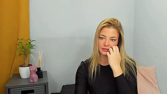 Snapshot of LilyBlondee chatting on December 8, 2024, 10:47 pm LilyBlondee online show from December 8, 2024, 10:47 pm