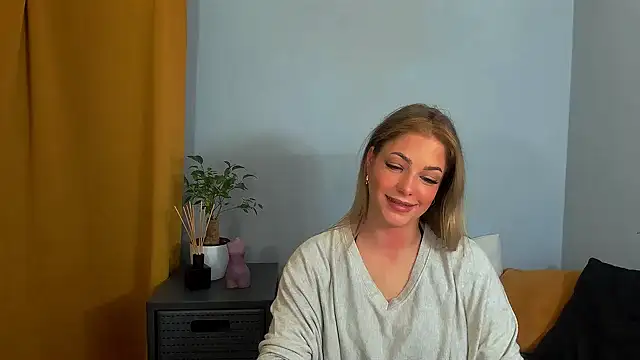 Snapshot of LilyBlondee chatting on February 19, 2025, 5:27 pm LilyBlondee online show from February 19, 2025, 5:27 pm