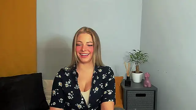 Snapshot of LilyBlondee chatting on March 2, 2025, 4:32 pm LilyBlondee online show from March 2, 2025, 4:32 pm